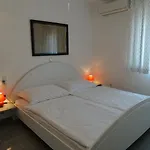 Julia Apartman *
