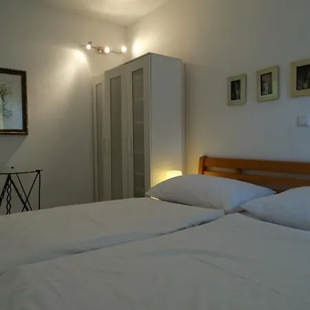 Julia 아파트 풀라